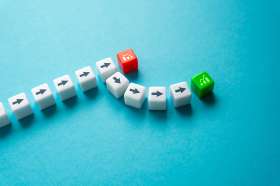 Foto: Weg aus Pfeilen